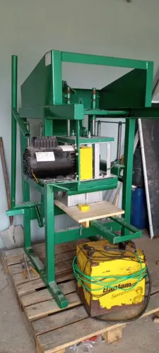 Máquina para fabricar blocos de cimento
