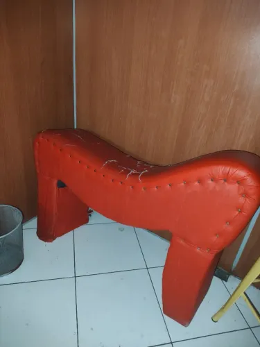 Poltrona erótica danificada
