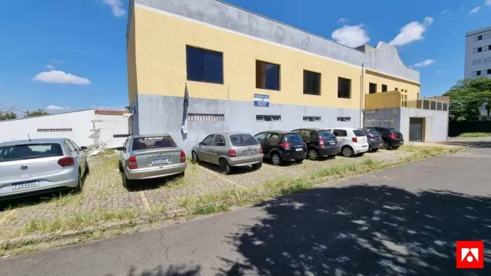 Prédio comercial à venda na Vila Antônio Lourenço em Campinas.