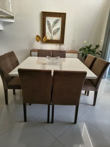 Mesa 1,30x1,30 laqueada com trinca no vidro, 8 cadeiras semi novas