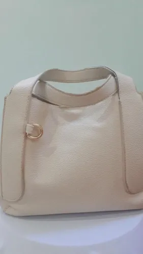 ? Bolsa Média Off White com Fecho de Imã + Pompom