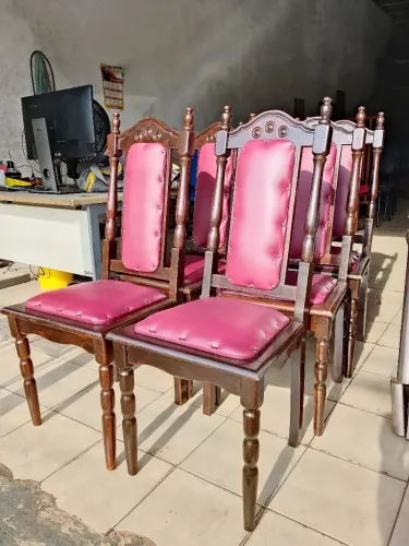 Conjunto de cadeiras de madeira coloniais