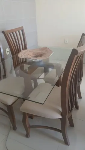 Mesa de vidro com quatro cadeiras de madeira maciça da Jacaúna