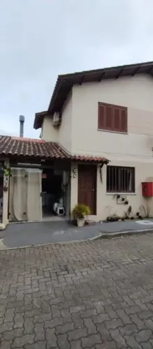 Sobrado em Condomínio no Bairro Querência