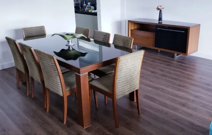 Mesa de Jantar + 8 cadeiras + Buffet em madeira maciça. 