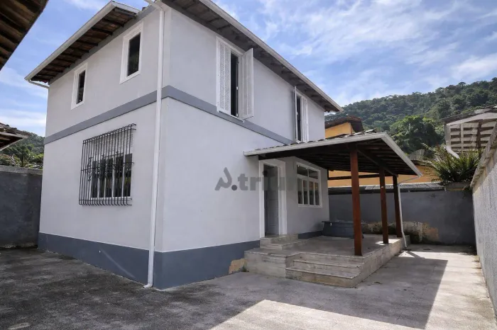 Duas Casas em Vila Tranquila no Duarte da Silveira  5 Quartos, Área Gourmet Completa e vag