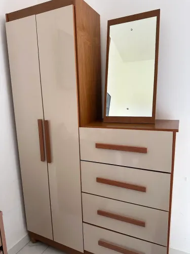 Cômoda 2 portas, espelho e 4 gavetas