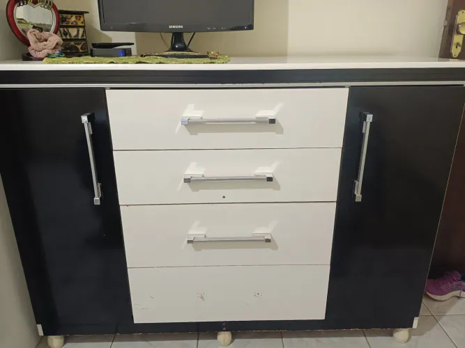 Cômoda preto e branco 