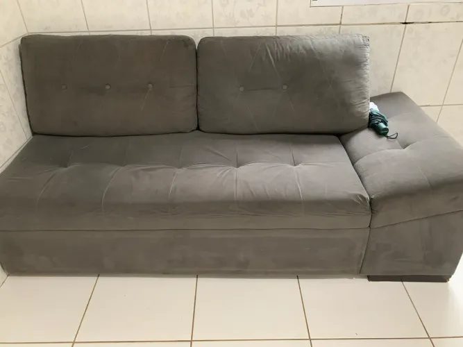 Vendo sofá cinza, confortável com almofadas, *