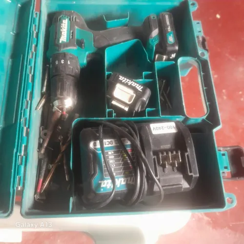 Vende-se 1 máquina de soldado e 1 furadeira,6 meses de uso. 1.100 as duas. Não entregamo.