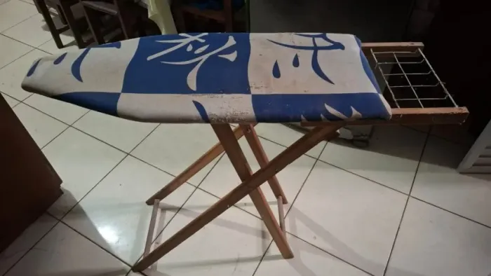 Tábua Estofada de Passar Roupa com Suporte - Retrátil