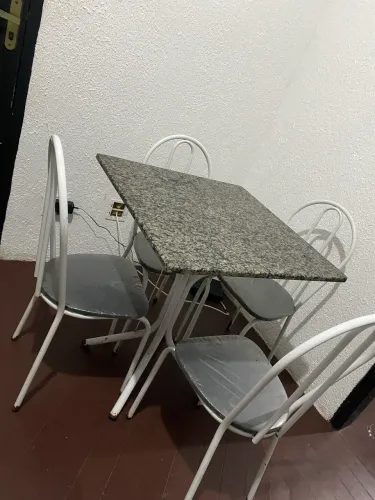 Mesa de mármore com 4 cadeiras
