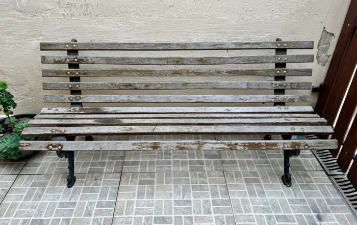 Banco de jardim de madeira com ferro reforçado 