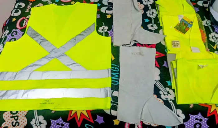 Kit de segurança, com colete reflexivo, óculos de segurança, caneleira de couro