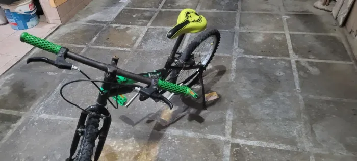 Bicicleta infantil aro 20 está com frio e tudo