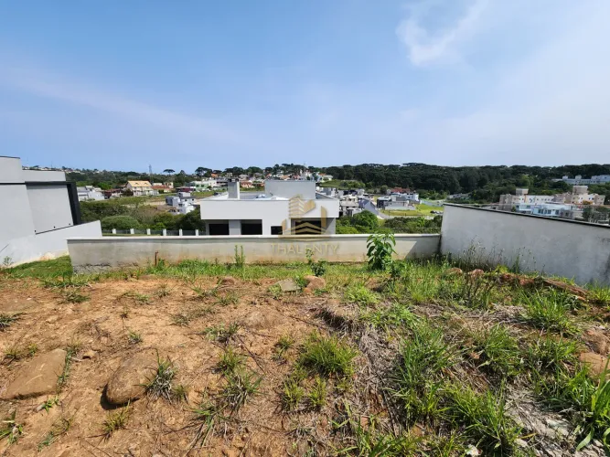 Terreno com vista para o bosque do Condomínio GREEN GARDEN 1, conta com 300m2 de área priv