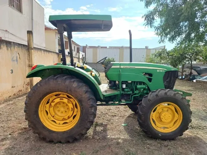 Trator John Deere 5085E