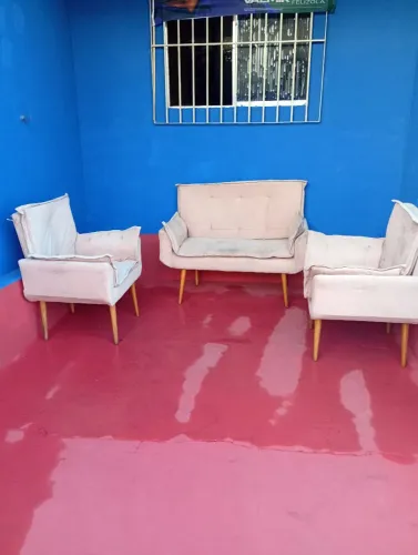Duas potrona um sofá jardineira