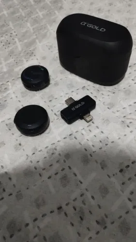 Vendo Microfone de lapela sem fio com estojo de carregamento.
