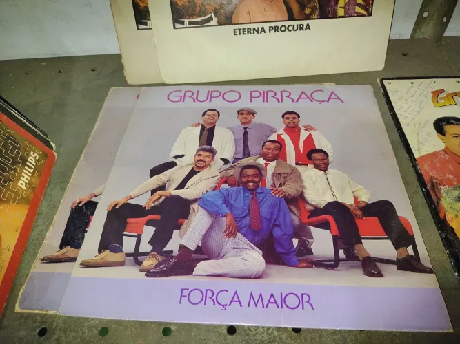 Pagode Grupo Pirraça LP Disco de vinil antiguidade, bom estado. E outros.