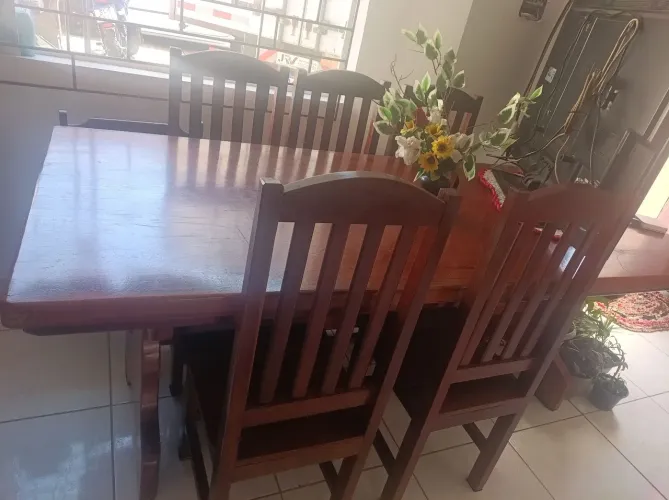 Mesa de madeira pura de verdade