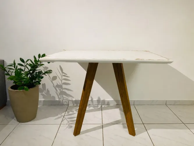 Mesa laka nova retangular com pés de madeira