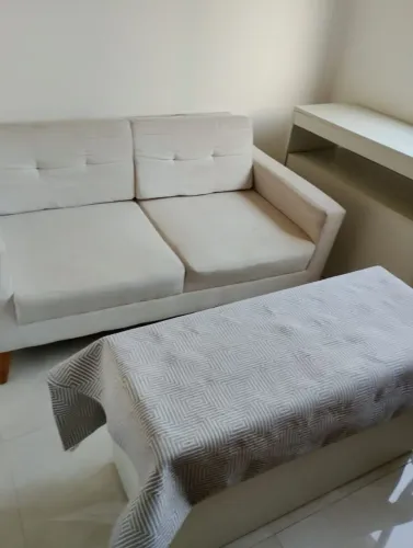 Sofá bege dois lugares usado