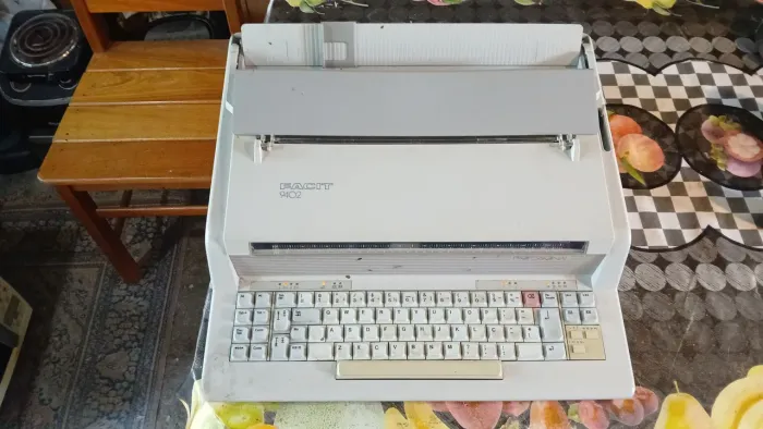 Antiga máquina de escrever Facit 9402 para colecionadores.