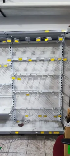 Balcão e pratileiras para loja