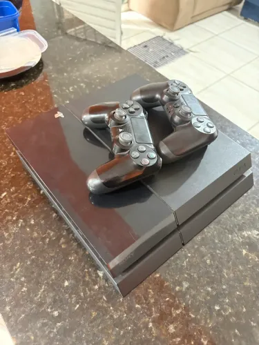 PS4 Slim + 2 Controles + 3 Jogos | Completo