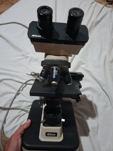 Microscópio binocular Nikon YS2-T Alphaphot 2 com 3 lentes objetivas 40x 10x 4x.