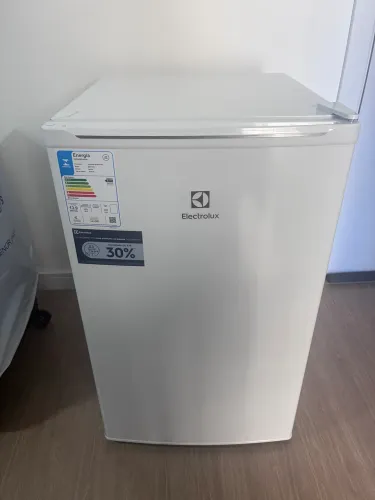 Frigobar Electrolux 220 volts com 122 litros