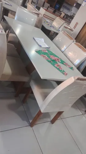 Vendo Mesa nova com 6 cadeiras