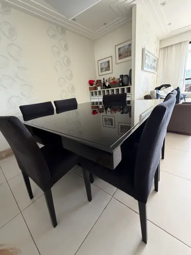Mesa de jantar e cadeiras