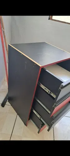 Gaveteiro e outro suporte para escritório.