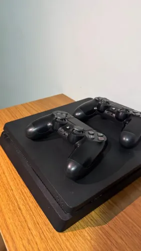 PS4 Slim - 2 manetes + GTA5