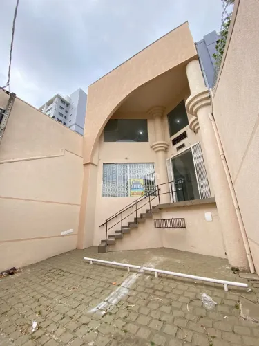 SALA/CASA COMERCIAL Á VENDA NO CENTRO