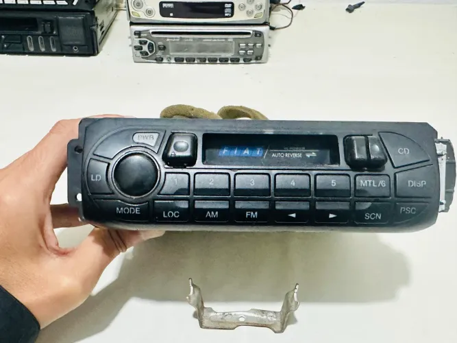 Antigo rádio toca fitas Fiat para revisão ou compor painel anos 90/2000