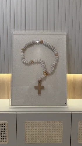 QUADRO COLAR BOUCLÉ E PEDRA QUARTZO BRANCO CRUCIFIXO C/ CAIXA DE ACRÍLICO GG  