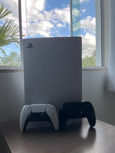 Vendo ps5 com 2 controles em ótimo estado e preço!