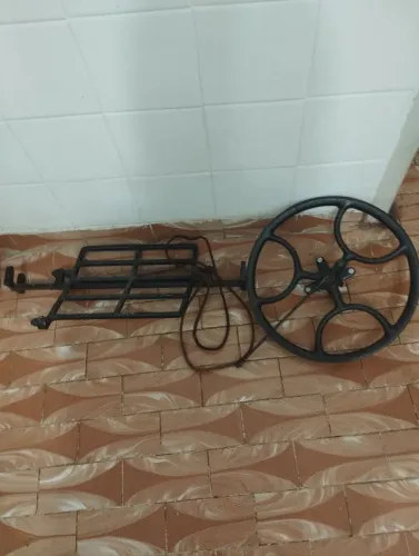 Roda e pedal de ferro da Máquina Singer