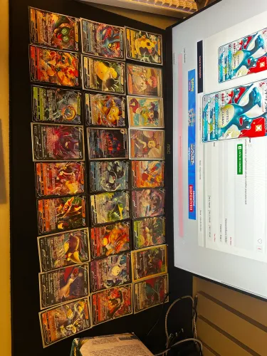 Cartas Pokémon raras, e 3 caixas lotadas de cartas comuns antigas e novas