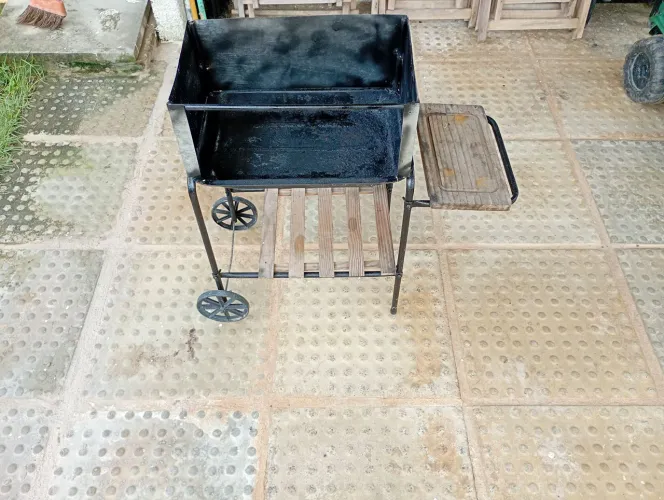 Vendo linda churrasqueira! Extra!