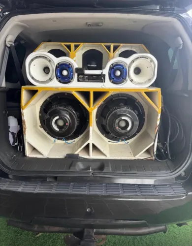 Caixa de som automotivo