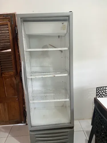 Freezer expositor com porta de vidro. Ótimo estado e funcionando perfeitamente!