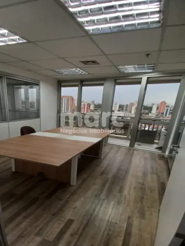 Conjunto comercial com 122m², duas salas grandes, copa, 3 banheiros, 3 vagas de garagem e 