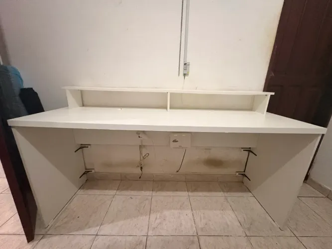 Mesa para escritório com suporte para monitor