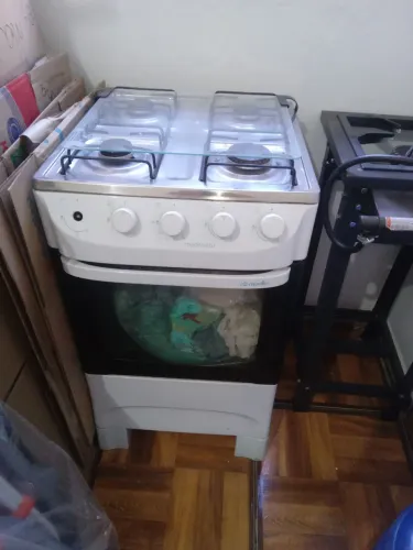 Vende-se fogão a gás de 4 bocas em perfeito estado.