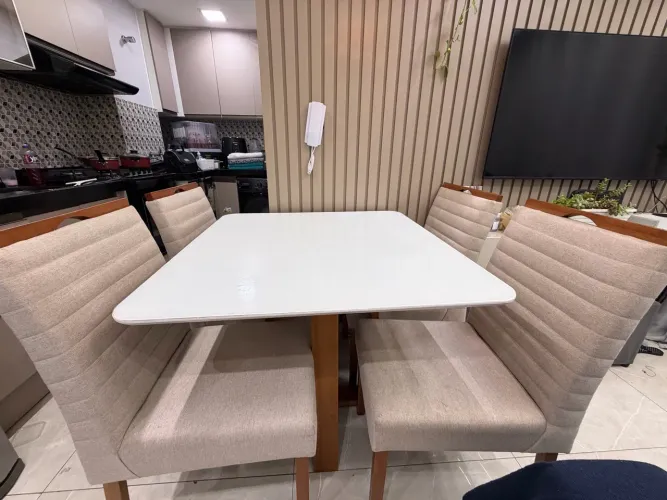 Mesa 4 lugares semi nova de vidro