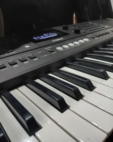 Teclado E 483 da Yamaha